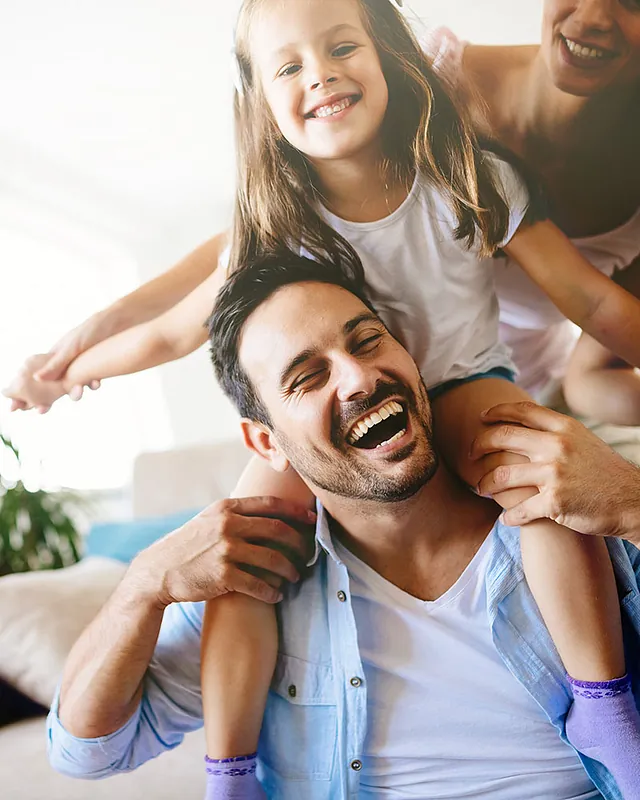 Glückliche Familie in Wohnzimmer